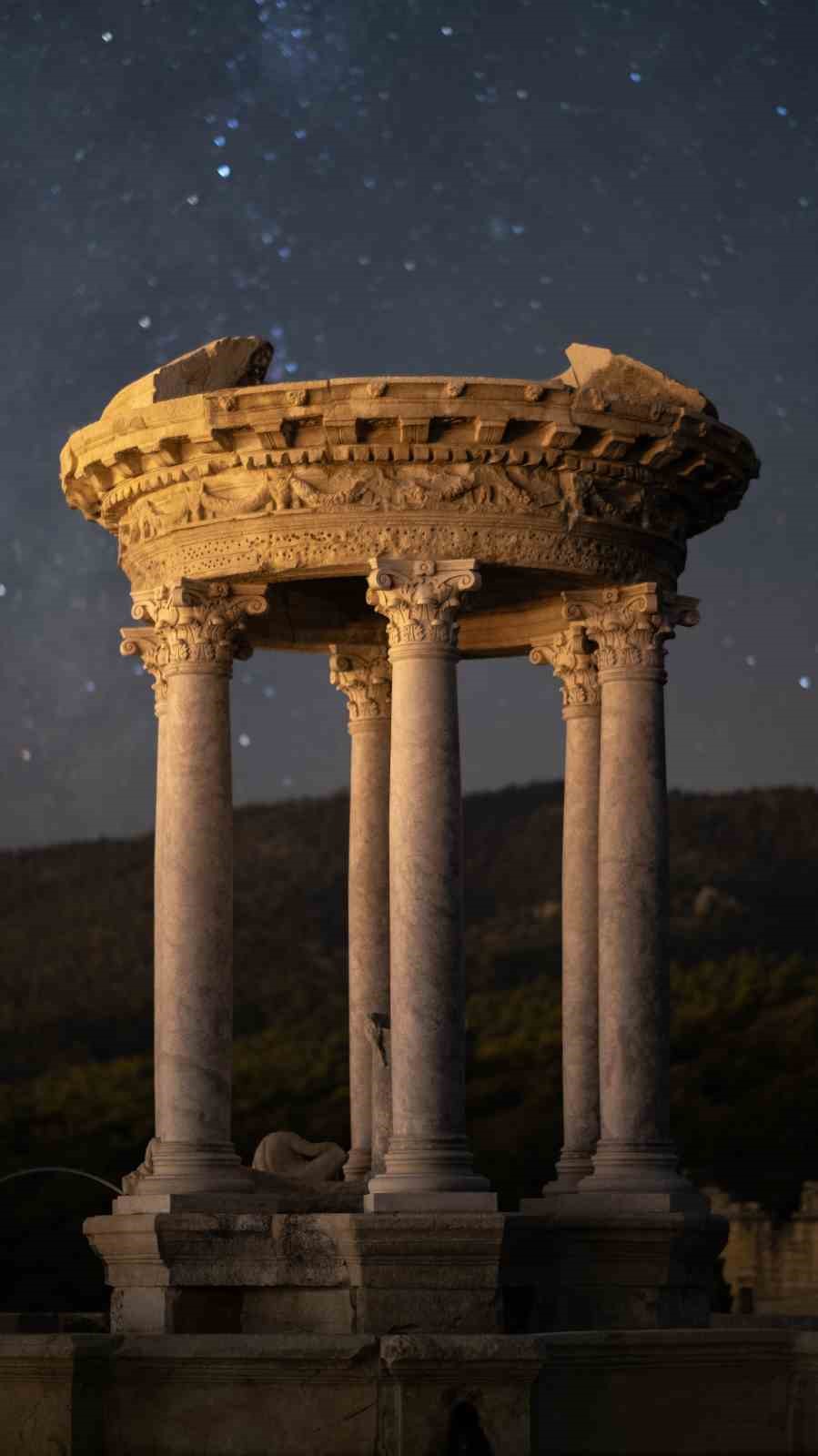 Gladyat&ouml;rler şehri Kibyra&rsquo;da meteor yağmurunda g&ouml;rsel ş&ouml;len yaşandı
