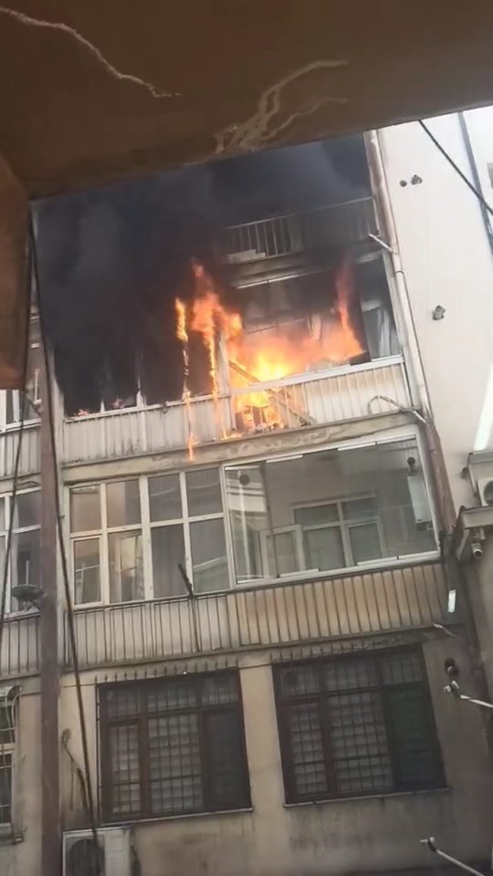 Elazığ&rsquo;da apartman dairesinde korkutan yangın
