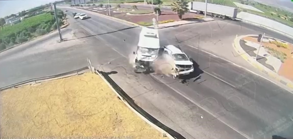 Alaşehir&rsquo;deki ambulans kazası g&ouml;r&uuml;nt&uuml;lendi
