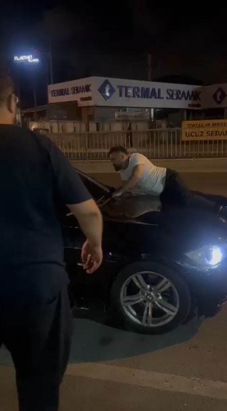 Ataşehir&rsquo;de kıskan&ccedil;lık krizi: Aracın kaputuna yatıp kalkmadı
