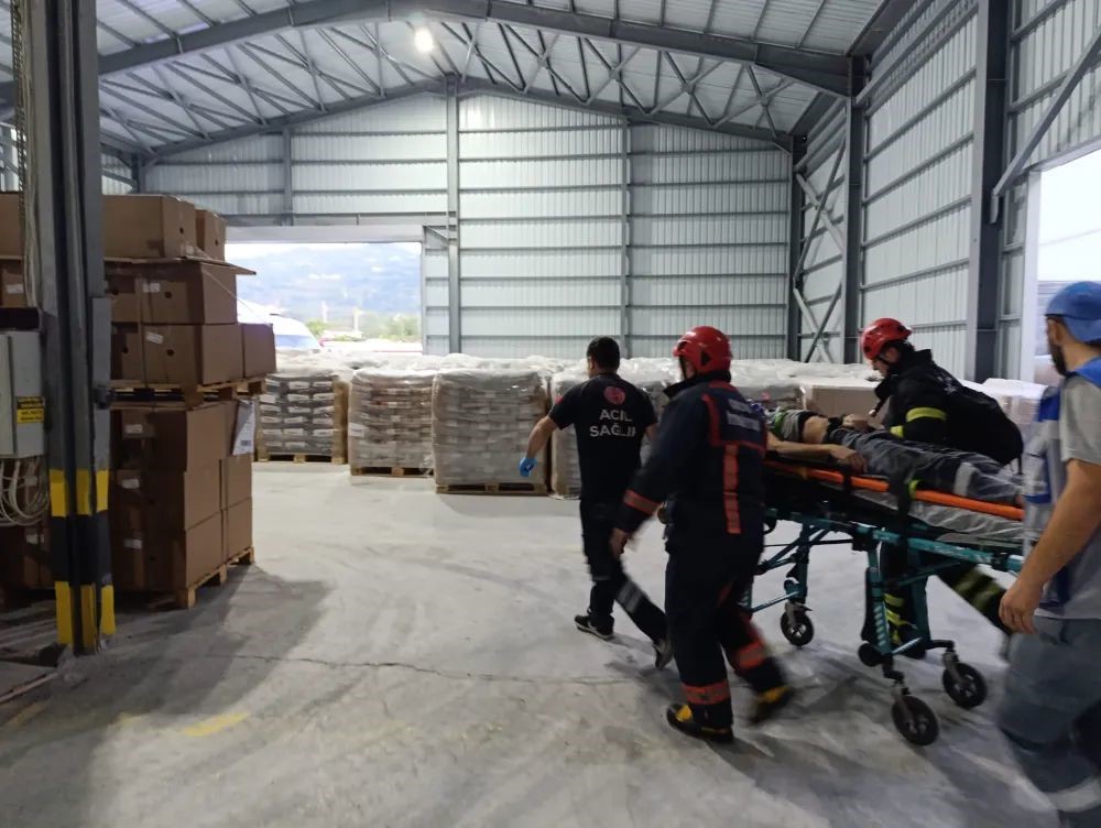 Fabrikada palet makinesine sıkışan iş&ccedil;i ağır yaralandı
