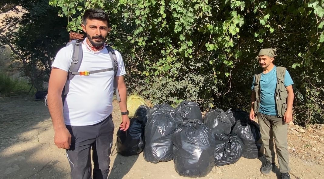 Doğaseverlerden piknikçilere tepki: Kaval Şelalesi’nde 13 torba çöp toplandı