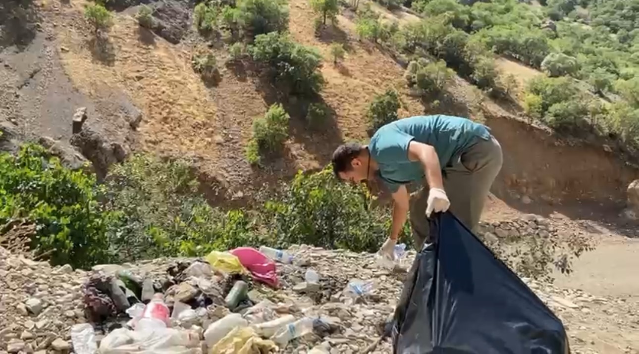 Doğaseverlerden piknik&ccedil;ilere tepki: Kaval Şelalesi&rsquo;nde 13 torba &ccedil;&ouml;p toplandı
