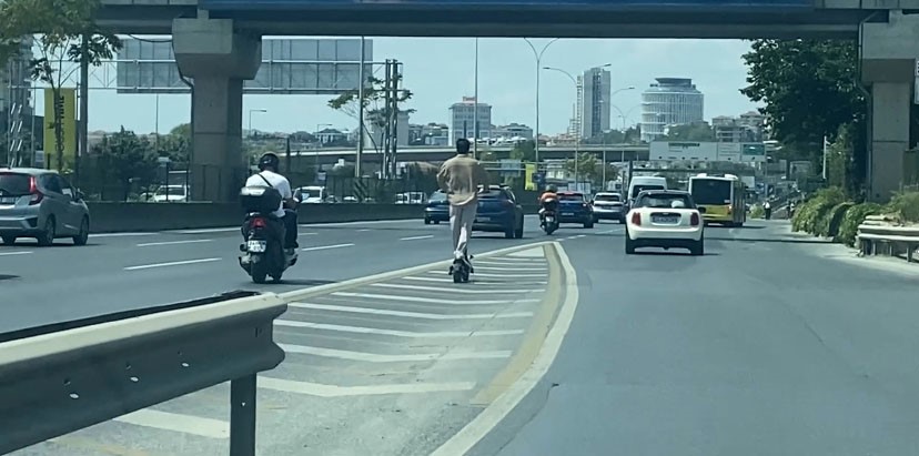 Ataşehir D-100 Karayolu’nda scooter ile tehlikeli yolculuk kamerada