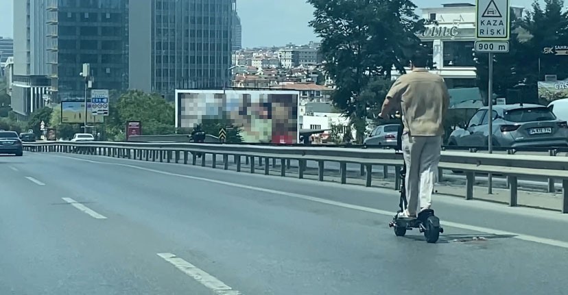 Ataşehir D-100 Karayolu&rsquo;nda scooter ile tehlikeli yolculuk kamerada
