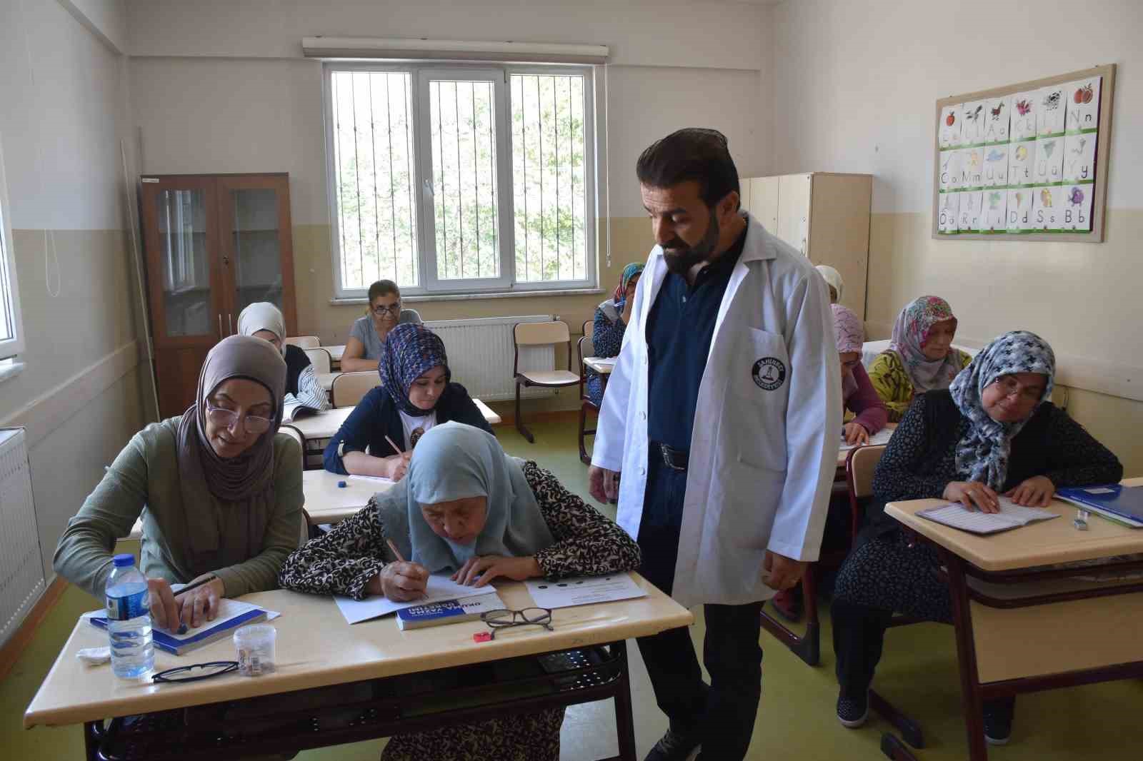 Şahinbey Belediyesi’nin tesislerinde okuma yazma öğreniyorlar
