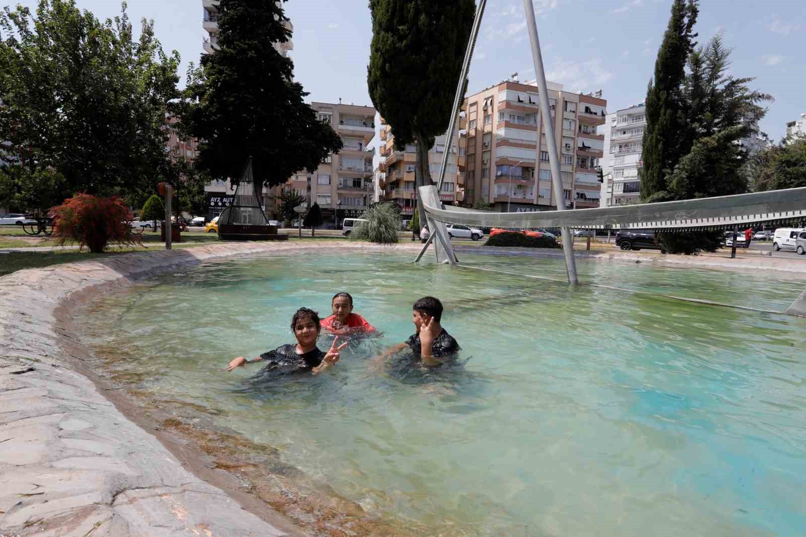 44 derecelik sıcaktan bunalan çocuklar süs havuzunda serinledi