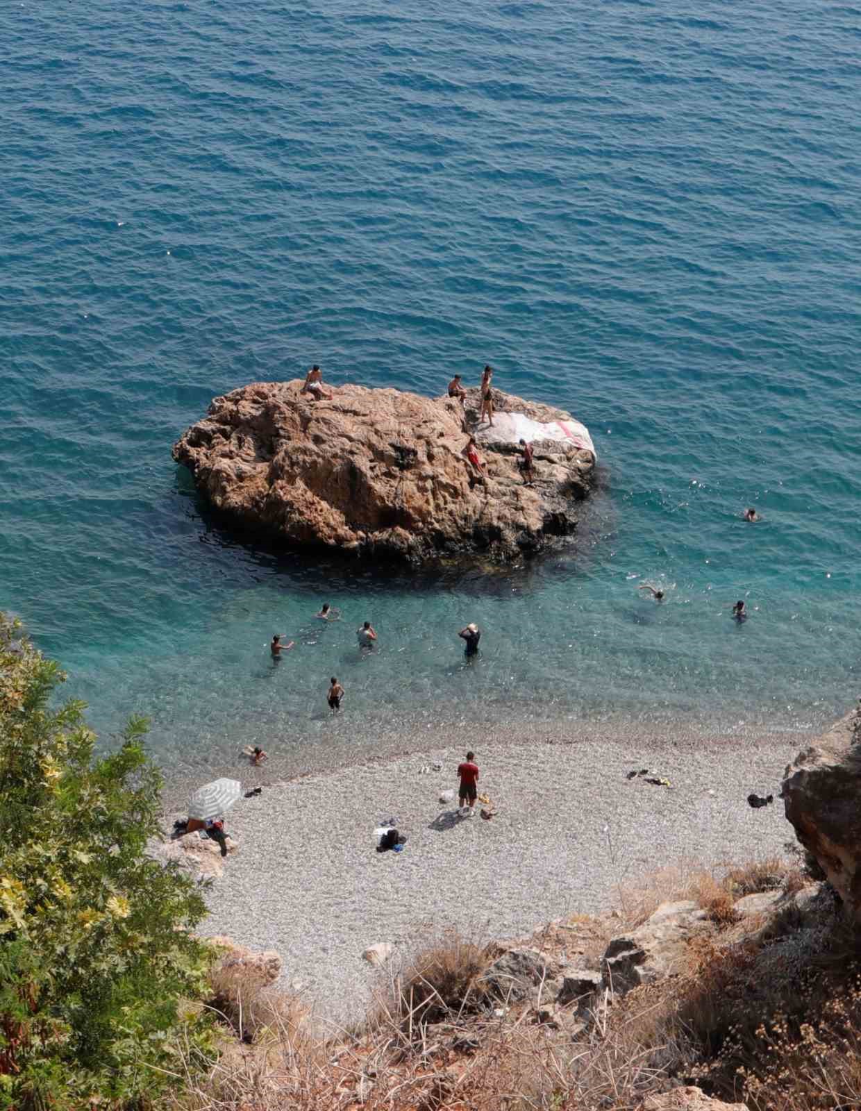44 derecelik sıcaktan bunalan &ccedil;ocuklar s&uuml;s havuzunda serinledi

