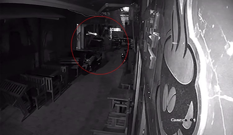 İzmir’de gazete binasına silahlı saldırı kamerada