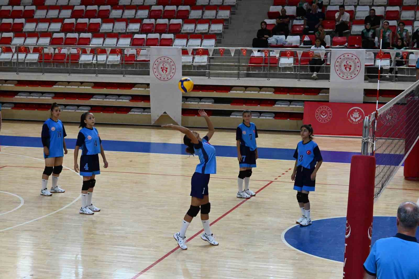 Bakan Yardımcısı Yenig&uuml;n, Eskişehir&rsquo;de voleybol şampiyonası a&ccedil;ılışına katıldı
