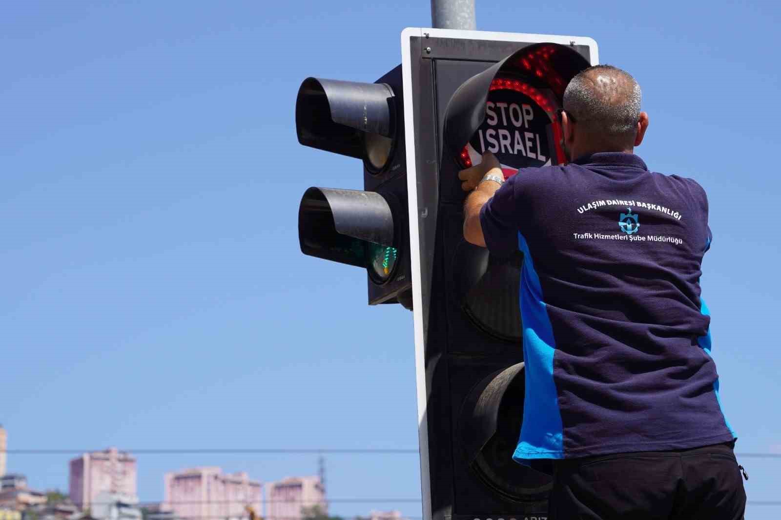 Trafik ışıklarına yerleştirilen "Free Gaza" ve "Stop Israel" mesajlarıyla zulme dikkat çekildi