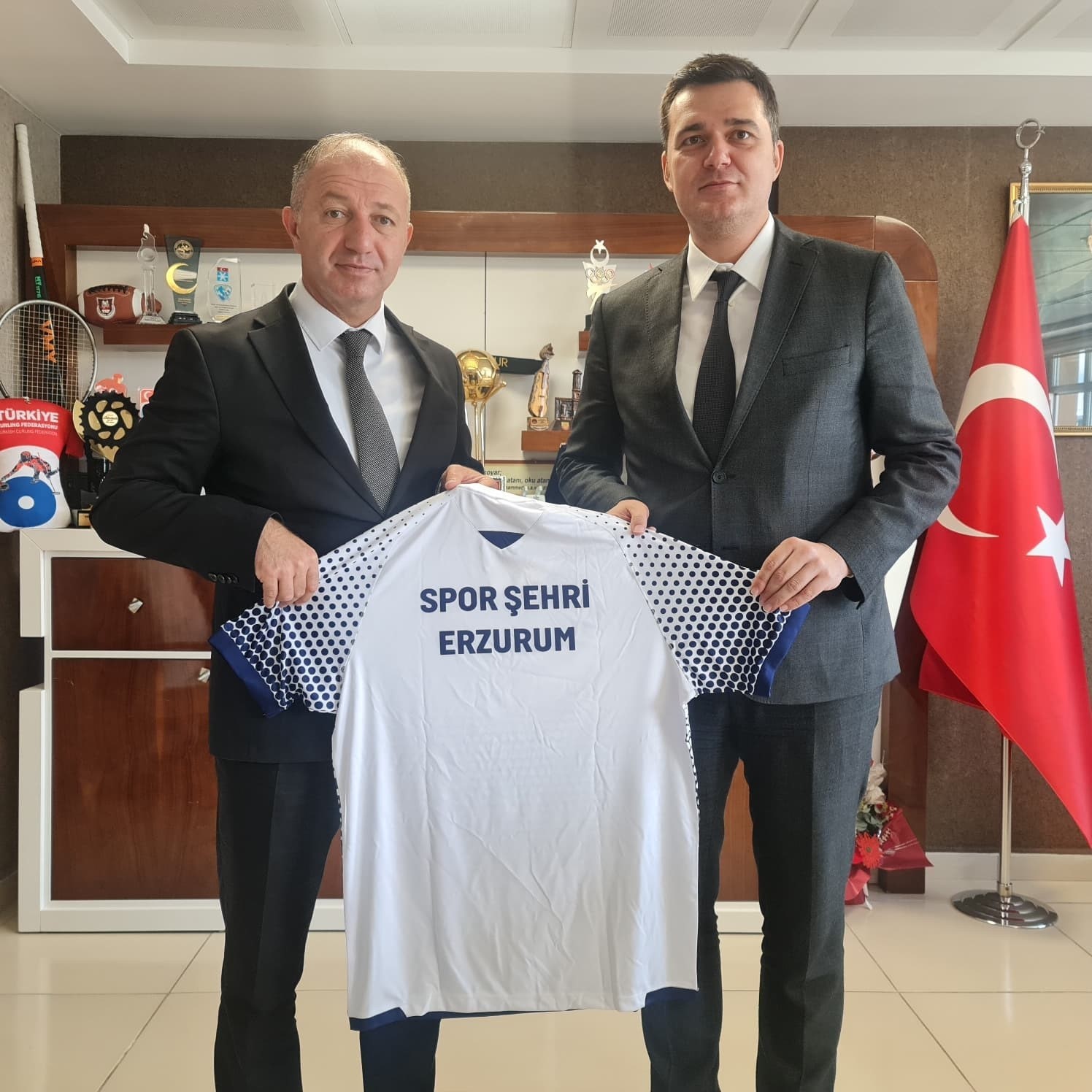 Günaydın’a forma hediye etti