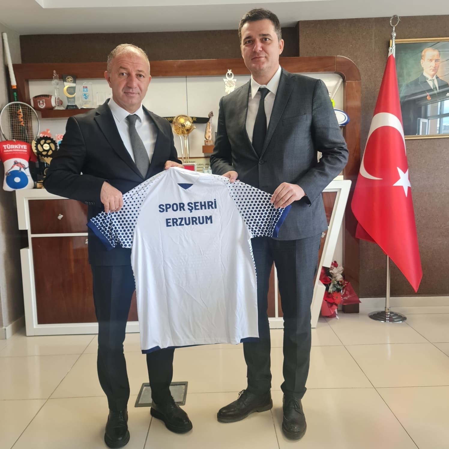 G&uuml;naydın&rsquo;a forma hediye etti
