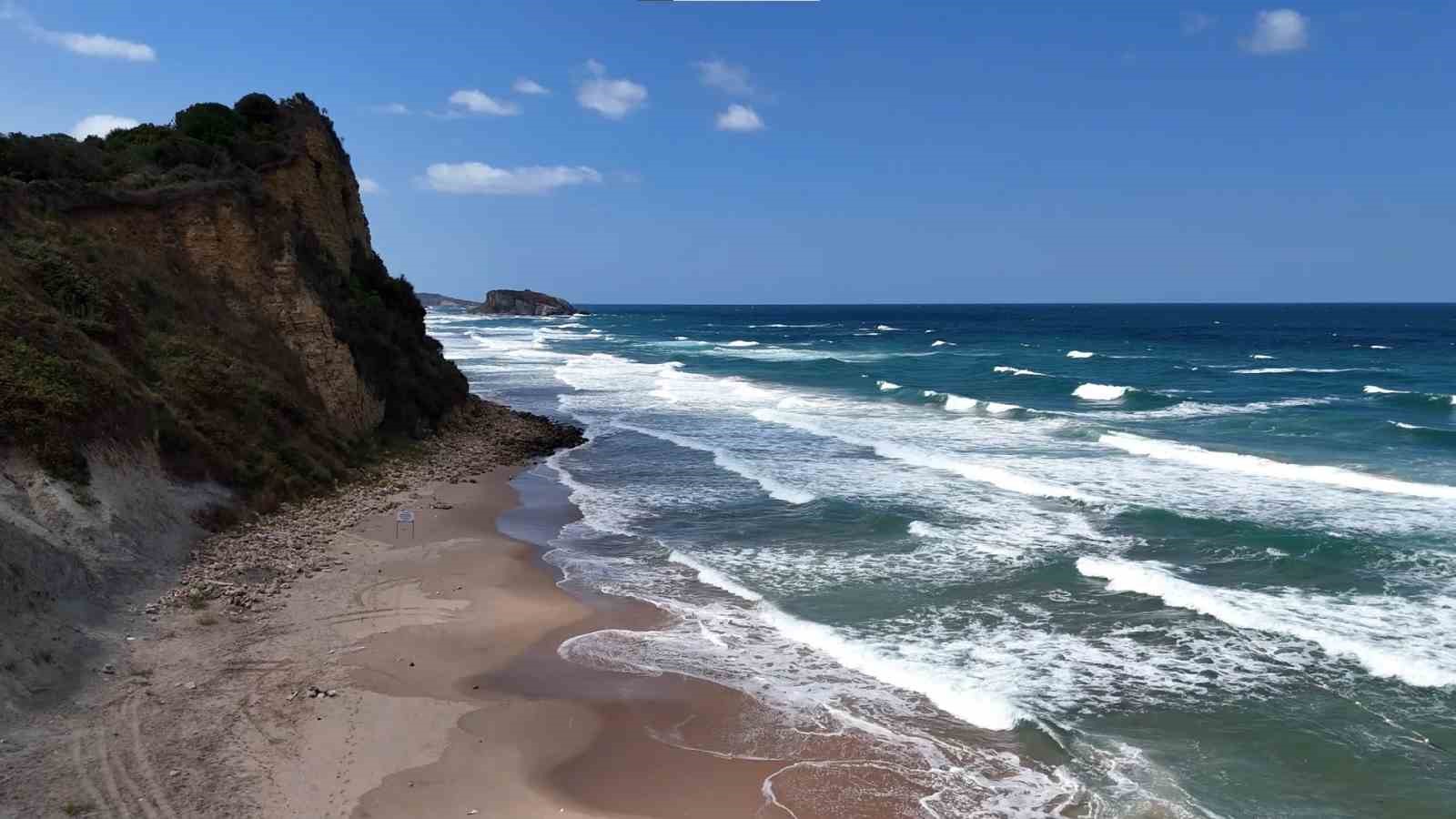 Yasak sonrası Şile sahilleri boş kaldı: Dalgalar havadan g&ouml;r&uuml;nt&uuml;lendi
