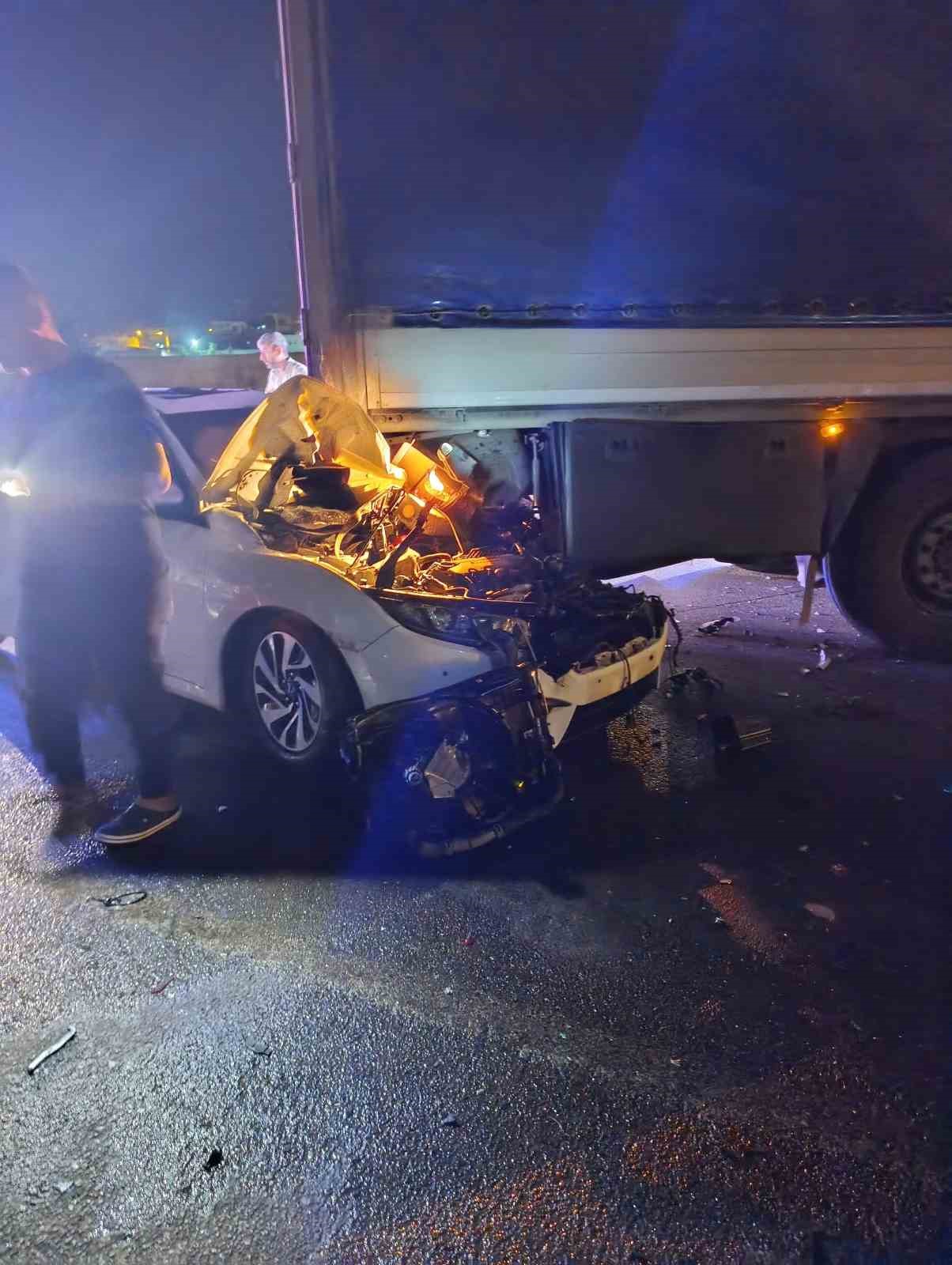 Otomobil, park halindeki tırın altına girdi: 3 ağır yaralı