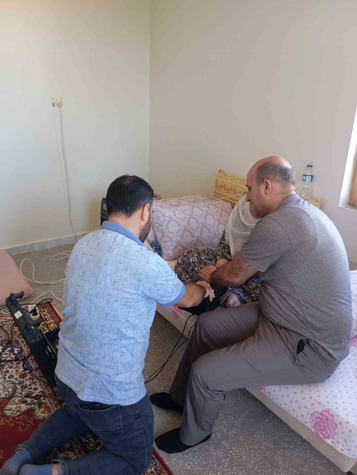 Dicle’de hasta, yaşlı ve yatalak vatandaşların kimlik kartı başvuruları evlerinde alınıyor