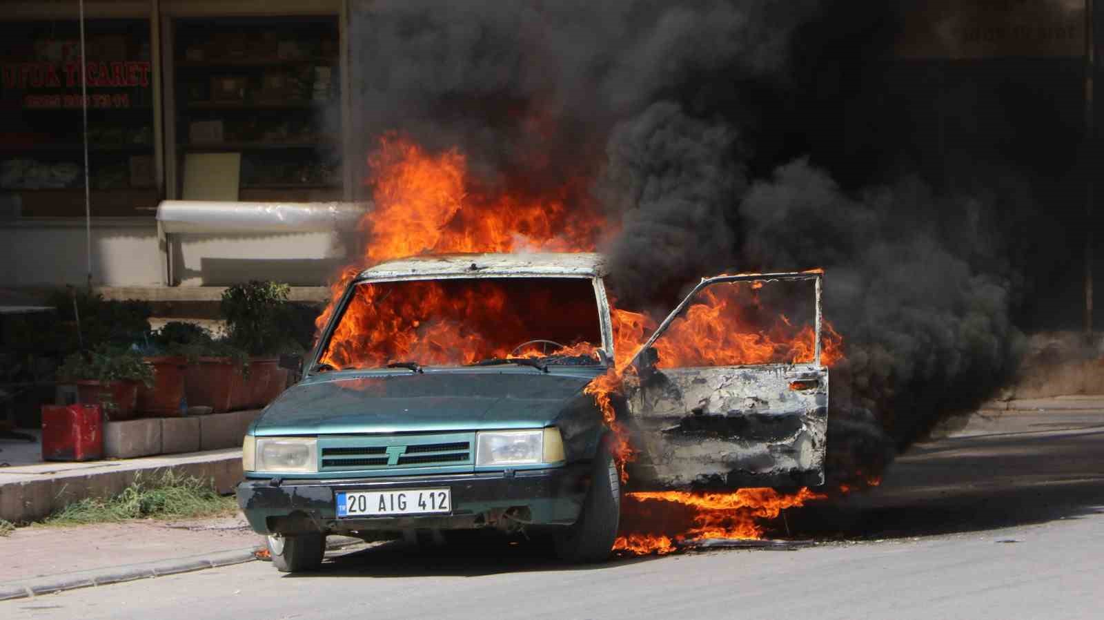Park halindeki araç bir anda alev aldı