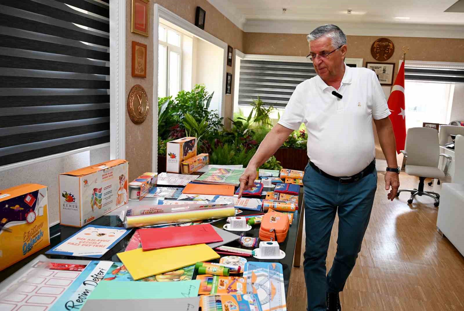 Kemer Belediyesi’nden 6 bin 500 öğrenciye ücretsiz kırtasiye malzemesi