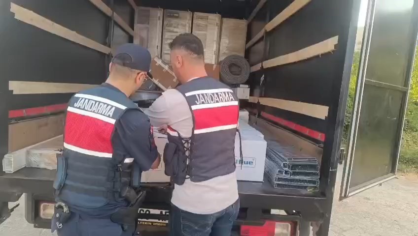 Jandarma adblue bidonlarına gizlenmiş 555 litre etil alkol ele geçirdi