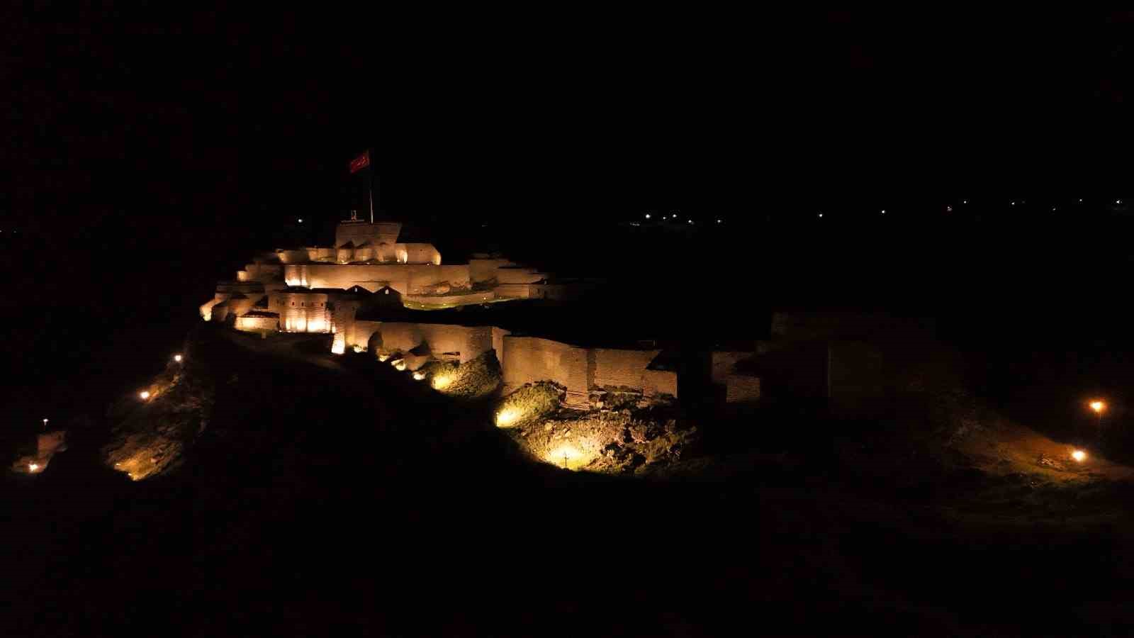 Kars&rsquo;ta aydınlatma atağı: Akbaba k&ouml;y&uuml; ışıl ışıl
