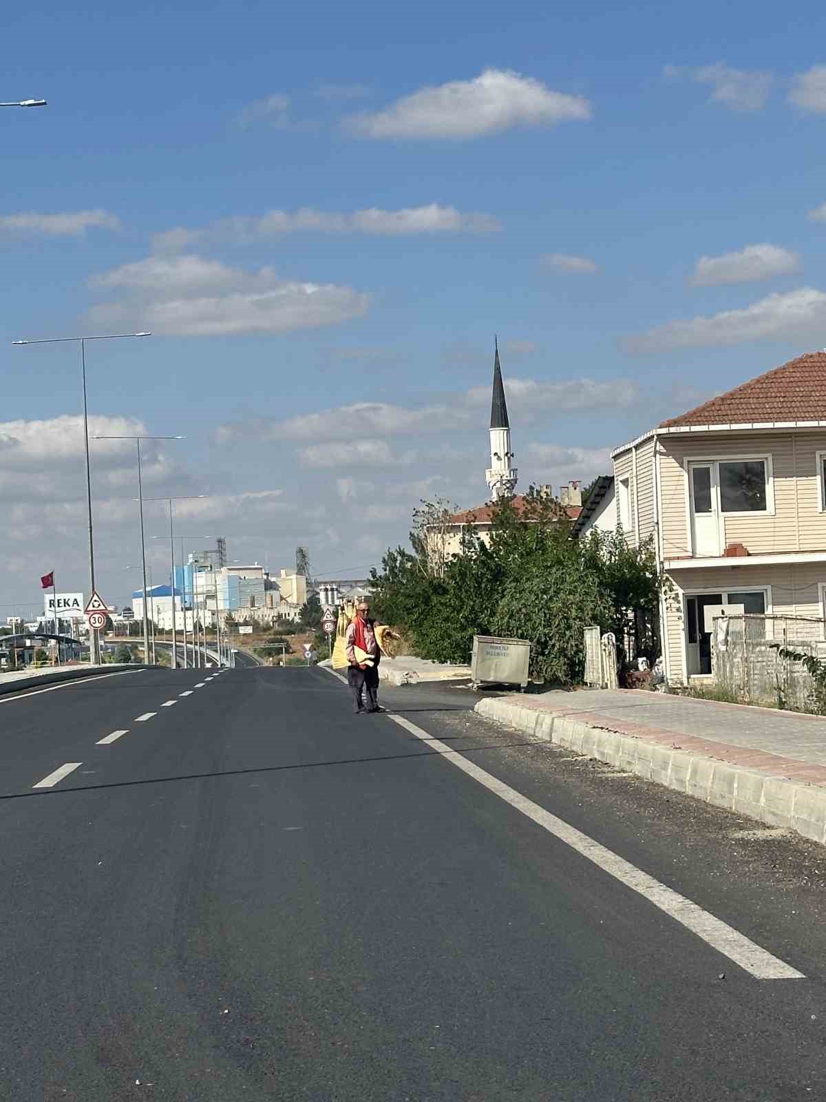 56 yıldır yollarda s&uuml;p&uuml;rge satarak ge&ccedil;imini sağlıyor
