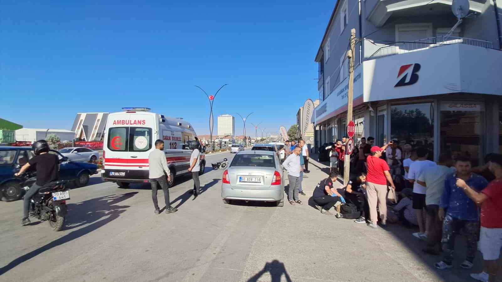 Karaman&rsquo;da motosiklet kadına &ccedil;arptı, hem s&uuml;r&uuml;c&uuml; hem yaya yaralandı
