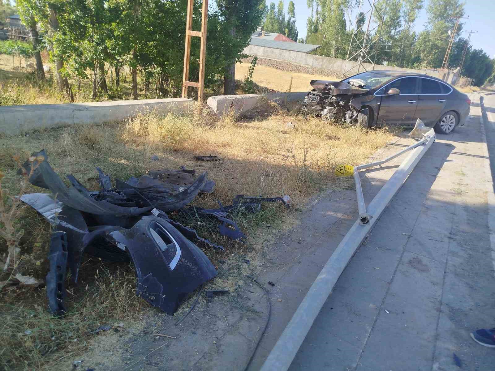 Malazgirt’te otomobil direğe çarptı: 1 yaralı