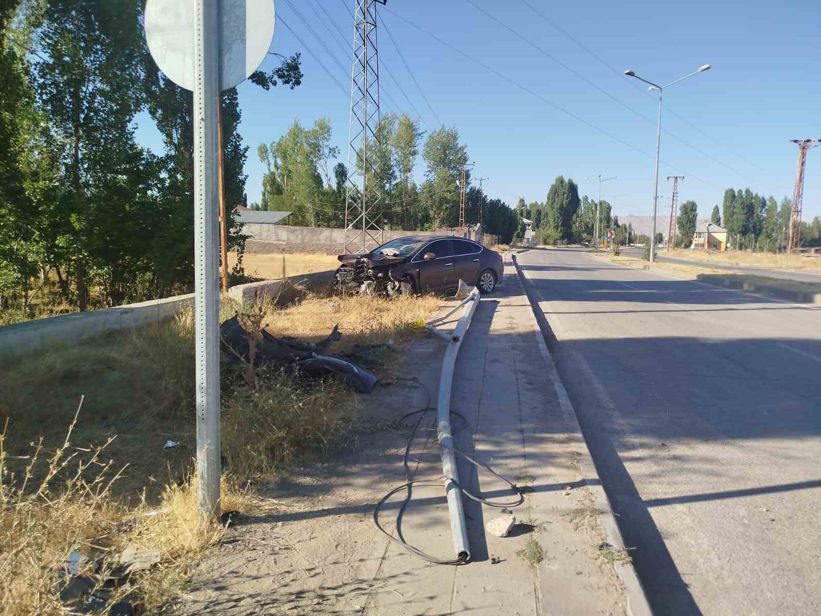 Malazgirt&rsquo;te otomobil direğe &ccedil;arptı: 1 yaralı
