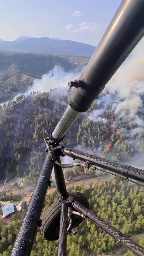 Denizli&rsquo;de sarp b&ouml;lgede devam eden yangına m&uuml;dahale ediliyor
