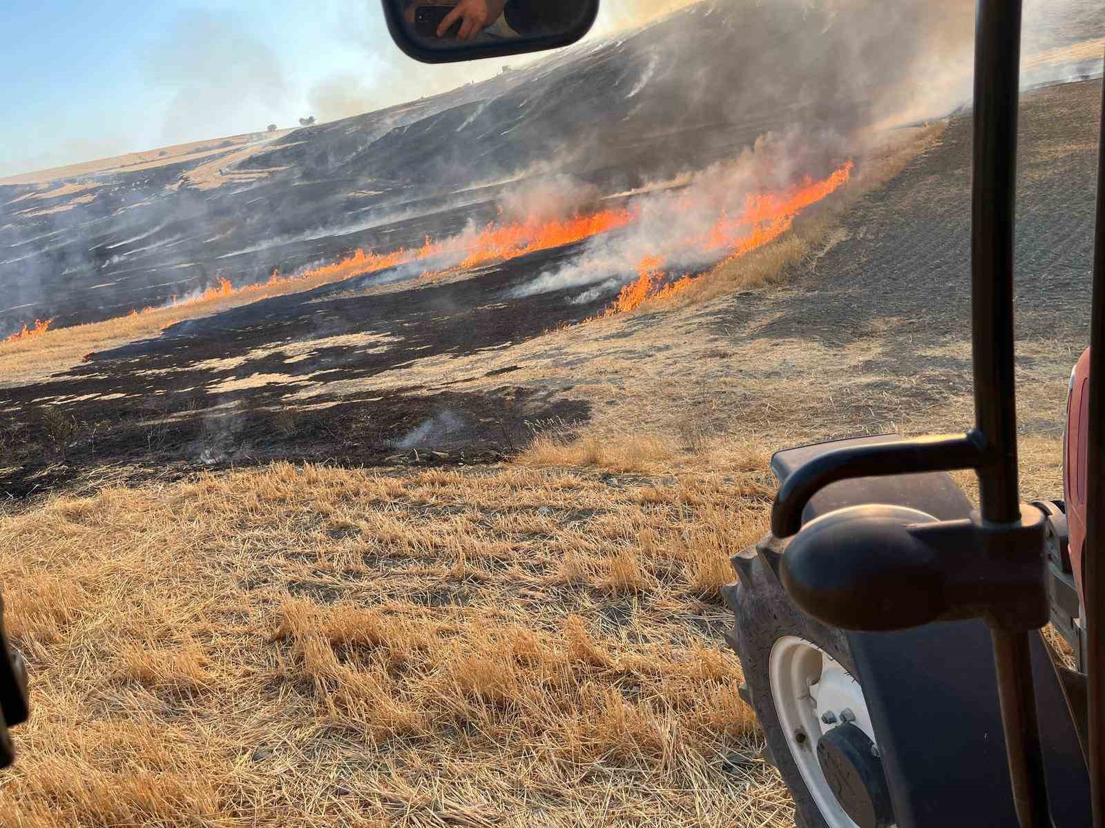 Eskişehir’de otluk alanda çıkan yangın ormana sıçramadan söndürüldü