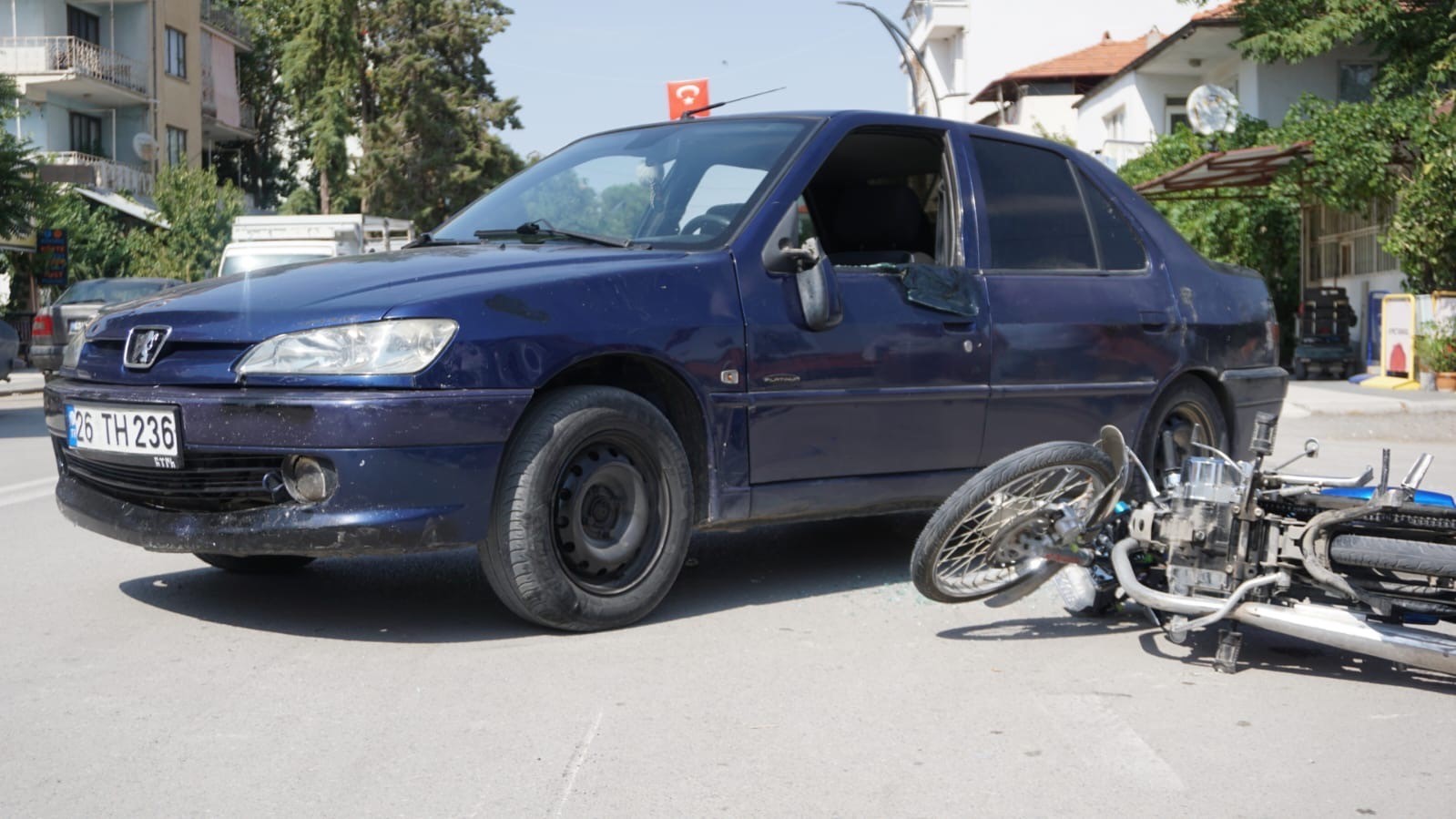 Motosiklet ile otomobil çarpıştı: 2 yaralı