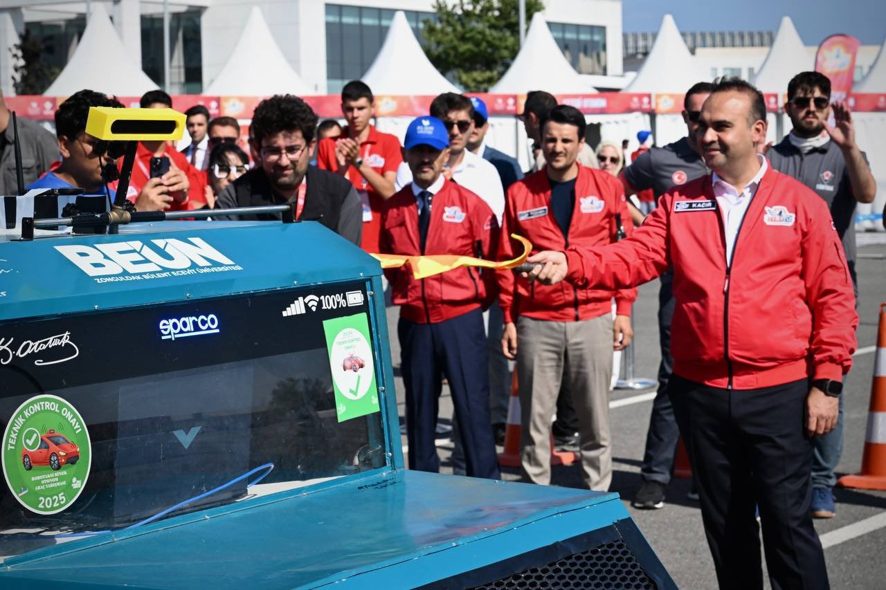 Bakan Kacır’dan TEKNOFEST’e 7’den 77’ye davet: "Bu yıl yeni rakamları TEKNOFEST kuşağıyla birlikte kıracağız"

