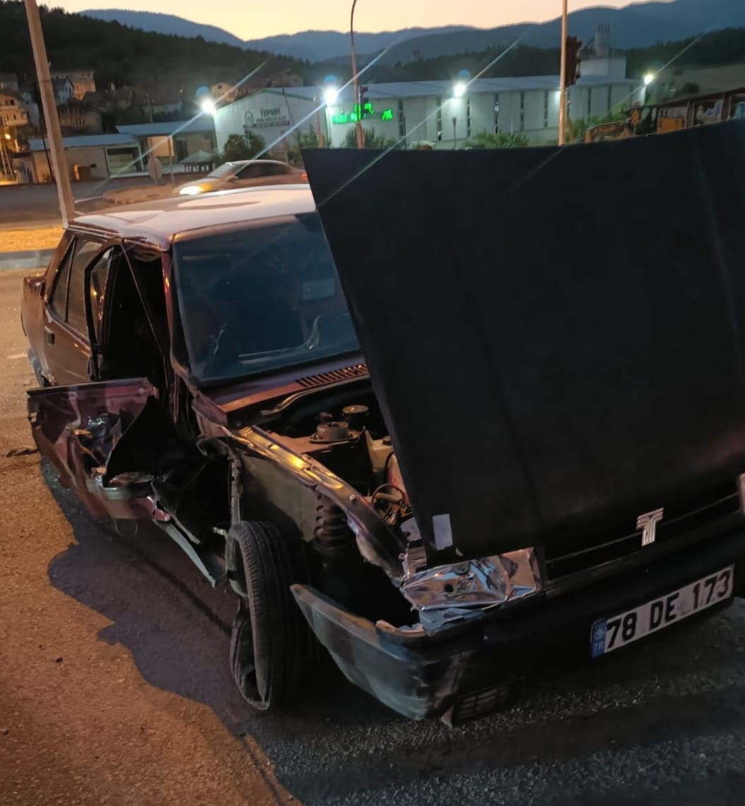 Karabük’te kamyonet ile otomobil çarpıştı: 2 yaralı