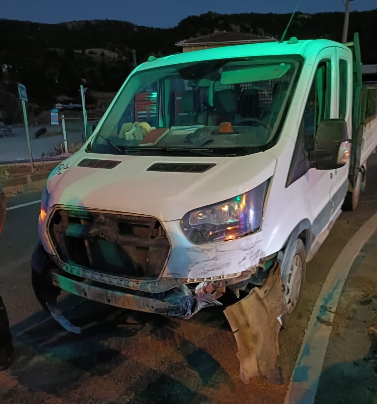 Karab&uuml;k&rsquo;te kamyonet ile otomobil &ccedil;arpıştı: 2 yaralı
