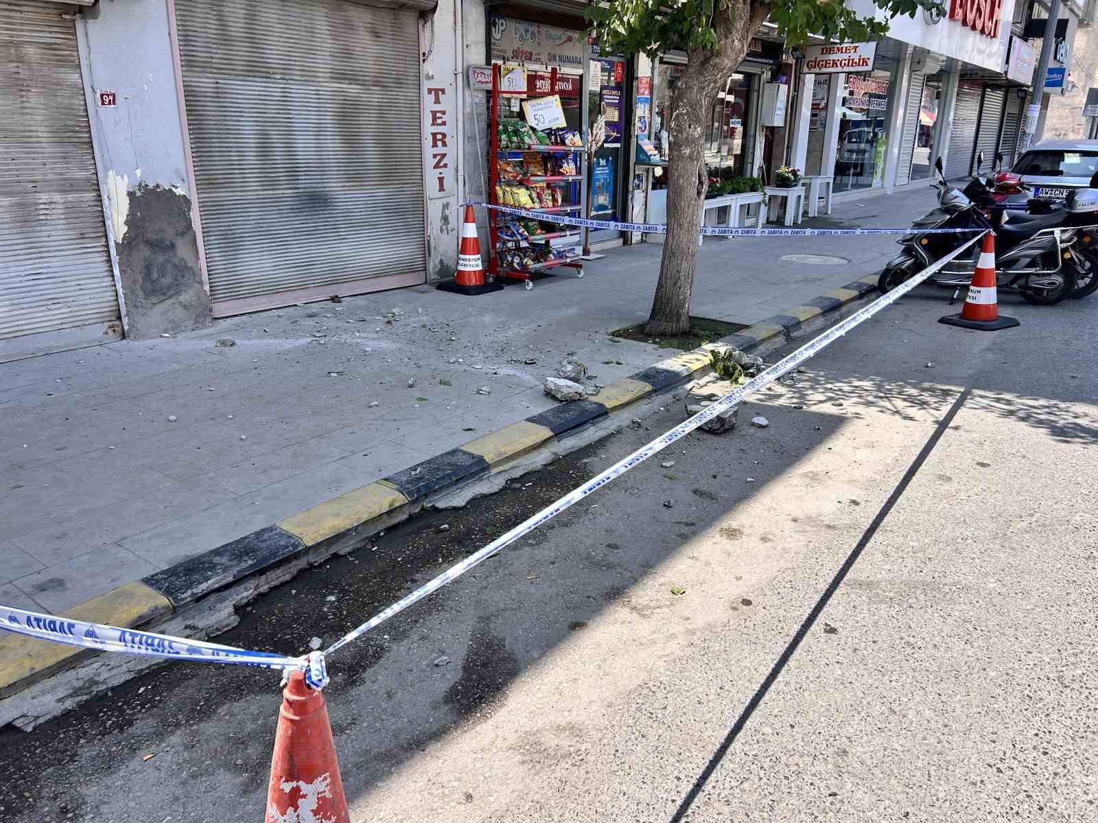 İskenderun&rsquo;da binadan kopan taş par&ccedil;aları korkuttu
