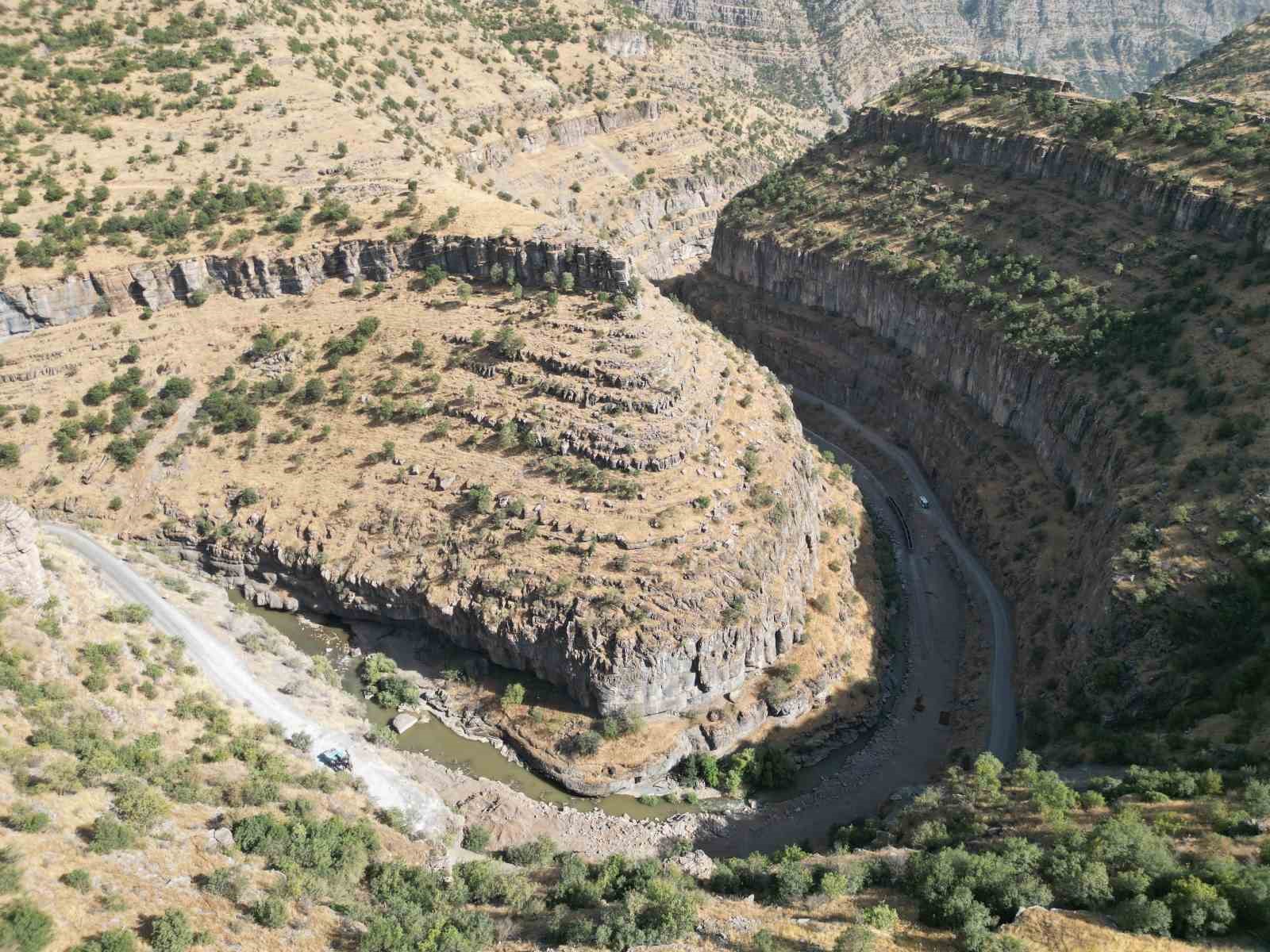 Şırnak&rsquo;ta devletin dev yatırımı, tek şeritli yol tarihe karışıyor
