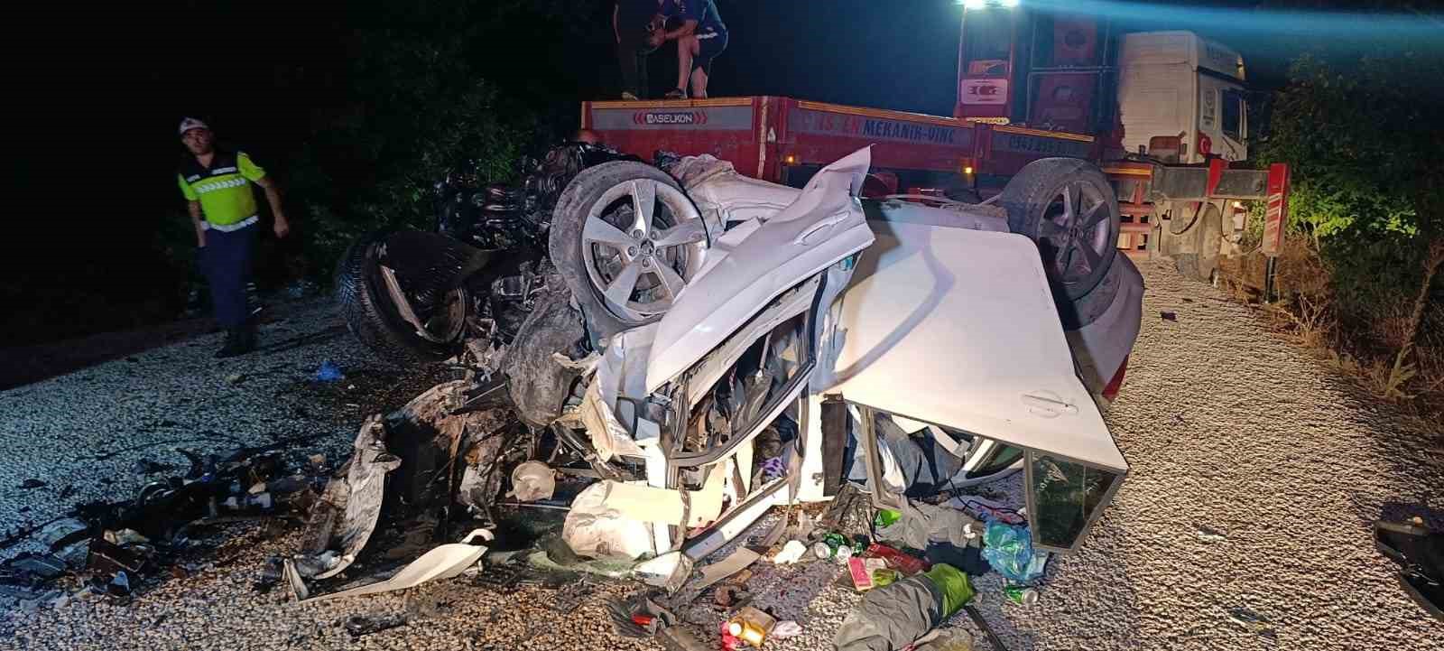 Çanakkale’de feci trafik kazası: 6 kişi hayatını kaybetti