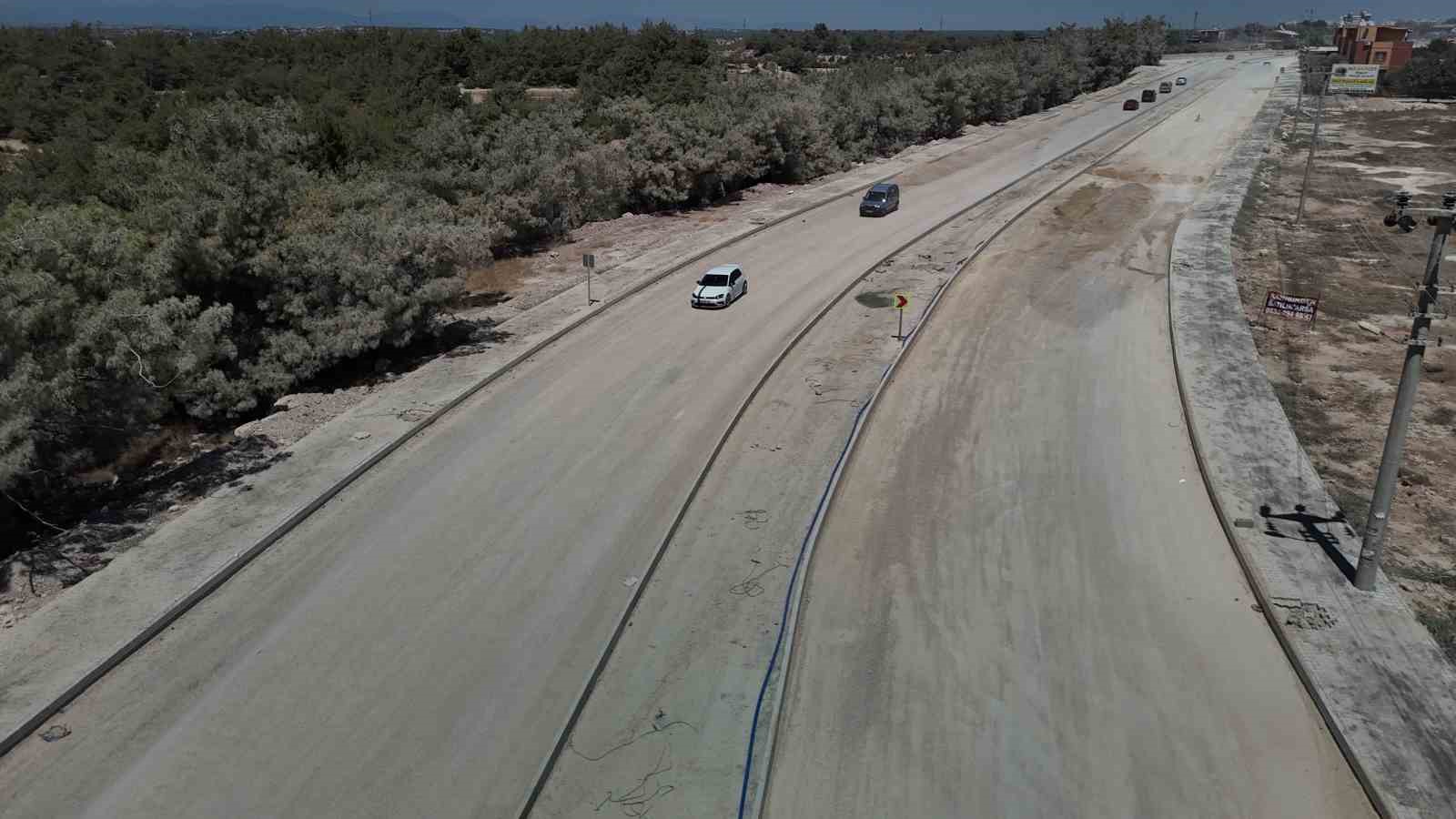 Adana Belediyesi’nin bitiremediği yol, vatandaşı toza buladı
