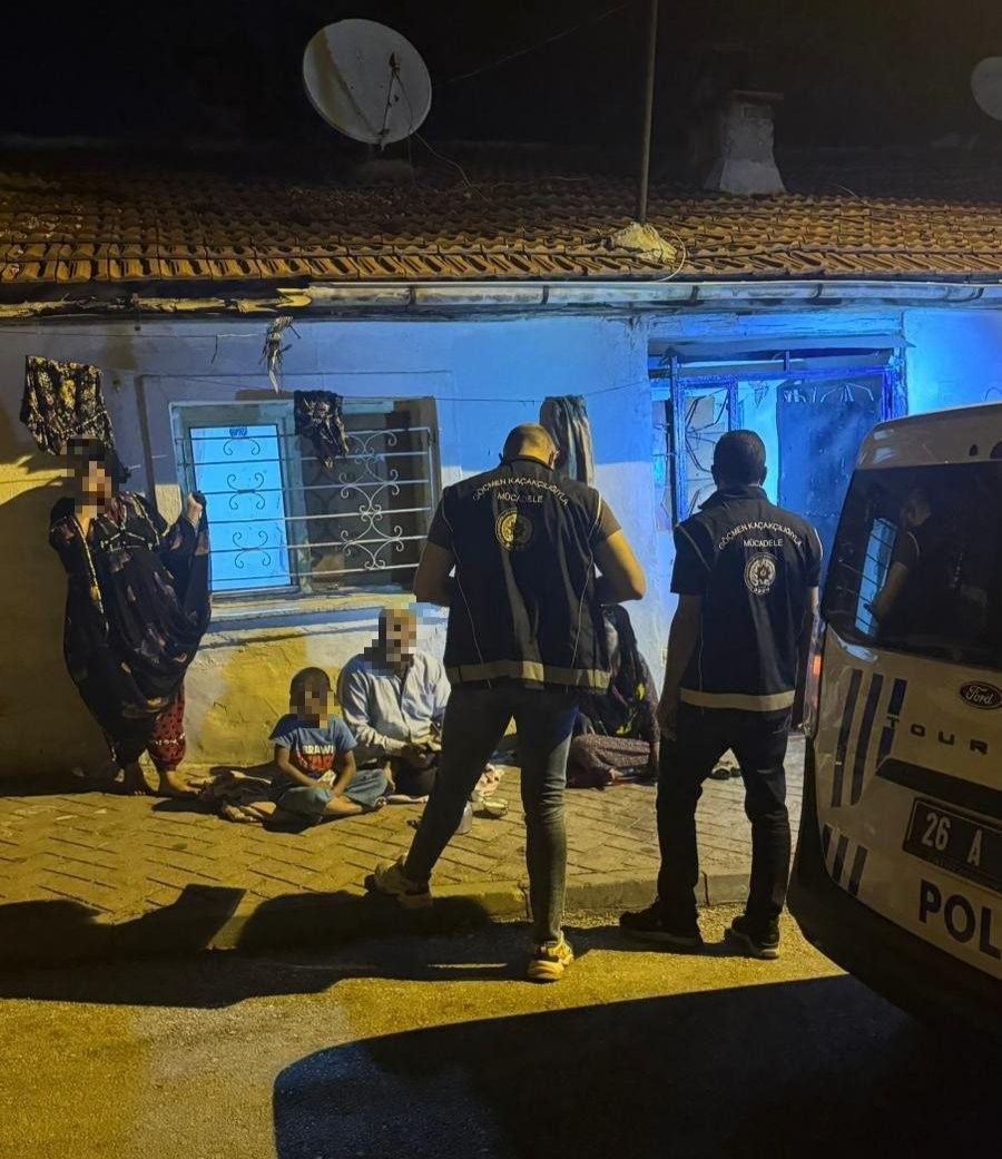 Polis ekiplerinin d&uuml;zensiz g&ouml;&ccedil;le m&uuml;cadelesi s&uuml;r&uuml;yor
