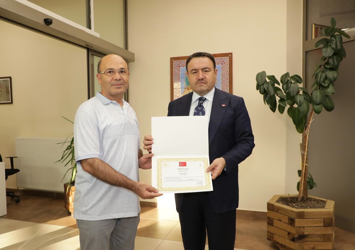 Vali Işın, emekli olan polis memuruna hizmet belgesini verdi