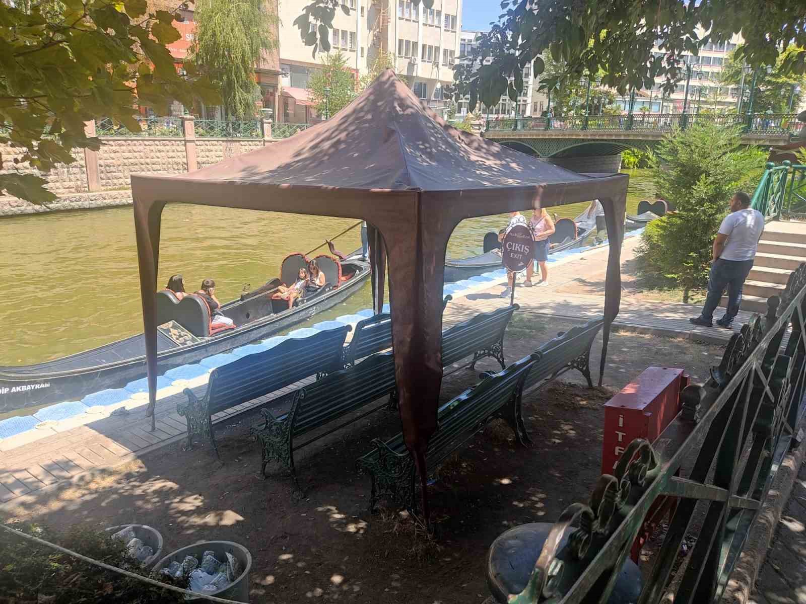 Y&uuml;ksek sıcaklıklara rağmen turistler gondollardan vazge&ccedil;medi
