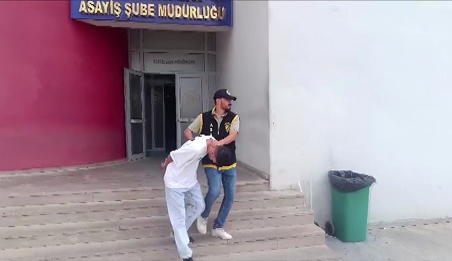 Sahte polis, Suriyeli aileyi dolandırdı ama kaçamadan suçüstü yakalandı