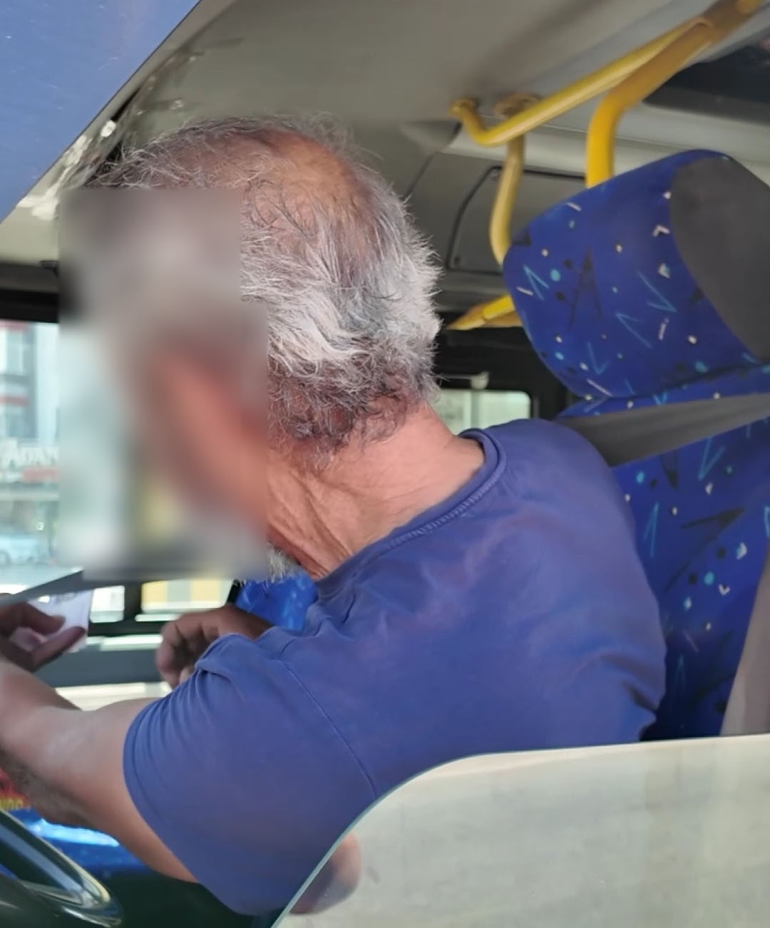 Adanada trafikte seyir halinde cep telefonuyla konuan hem de kemeri koltua takan src yakalannca:
