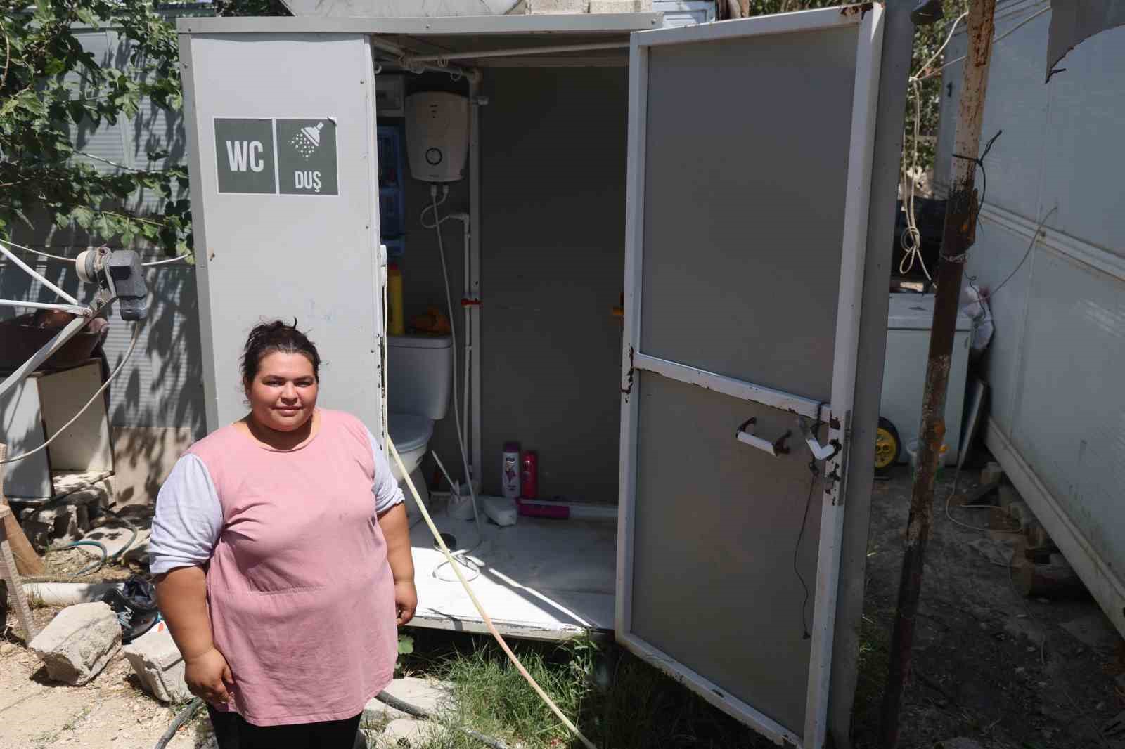 Annelerinin vefatı sonrası &uuml;vey ablalarının annelik yaptığı depremzede 3 kardeş sıcak yuvasına kavuştu
