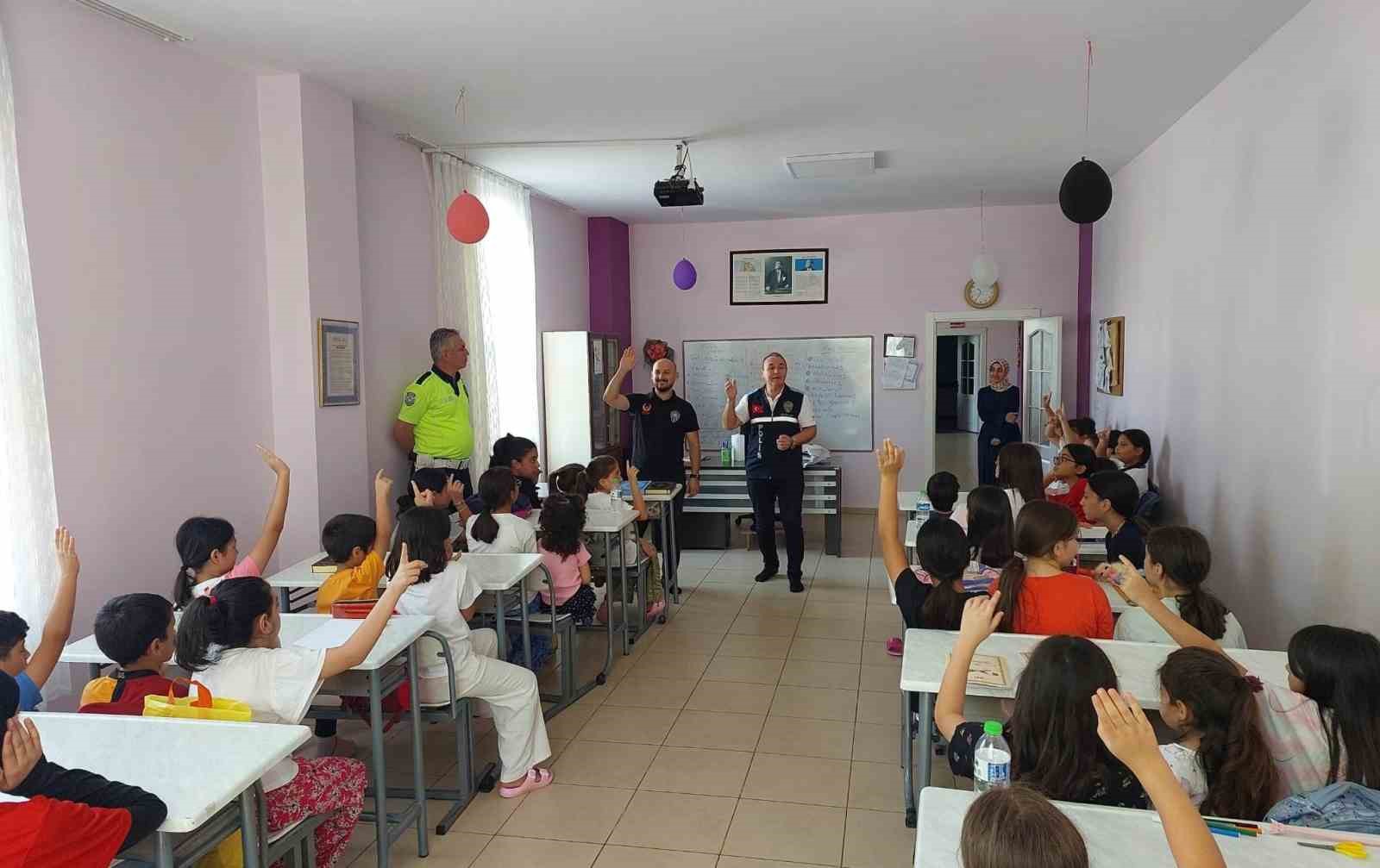 Mersin Emniyetinden g&uuml;venlik ve bilin&ccedil;lendirme eğitimi
