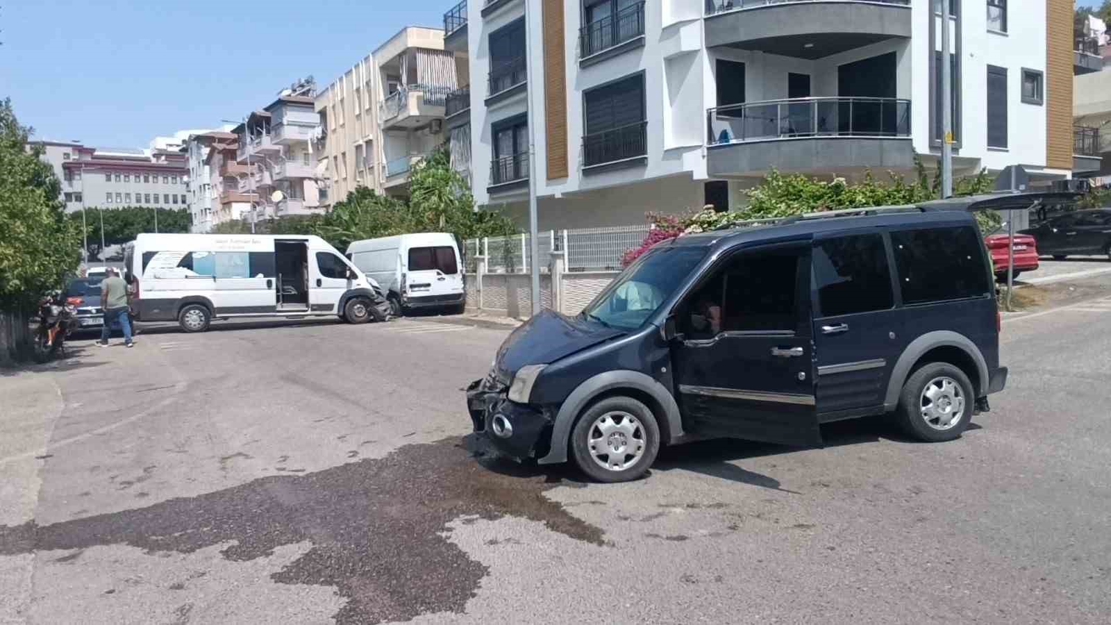 Hafif ticari araç servis minibüsüne çarptı: 4 yaralı