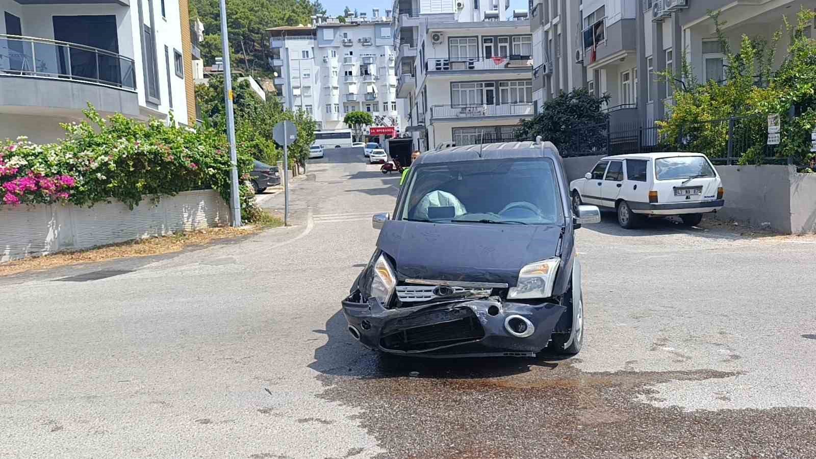 Hafif ticari ara&ccedil; servis minib&uuml;s&uuml;ne &ccedil;arptı: 4 yaralı
