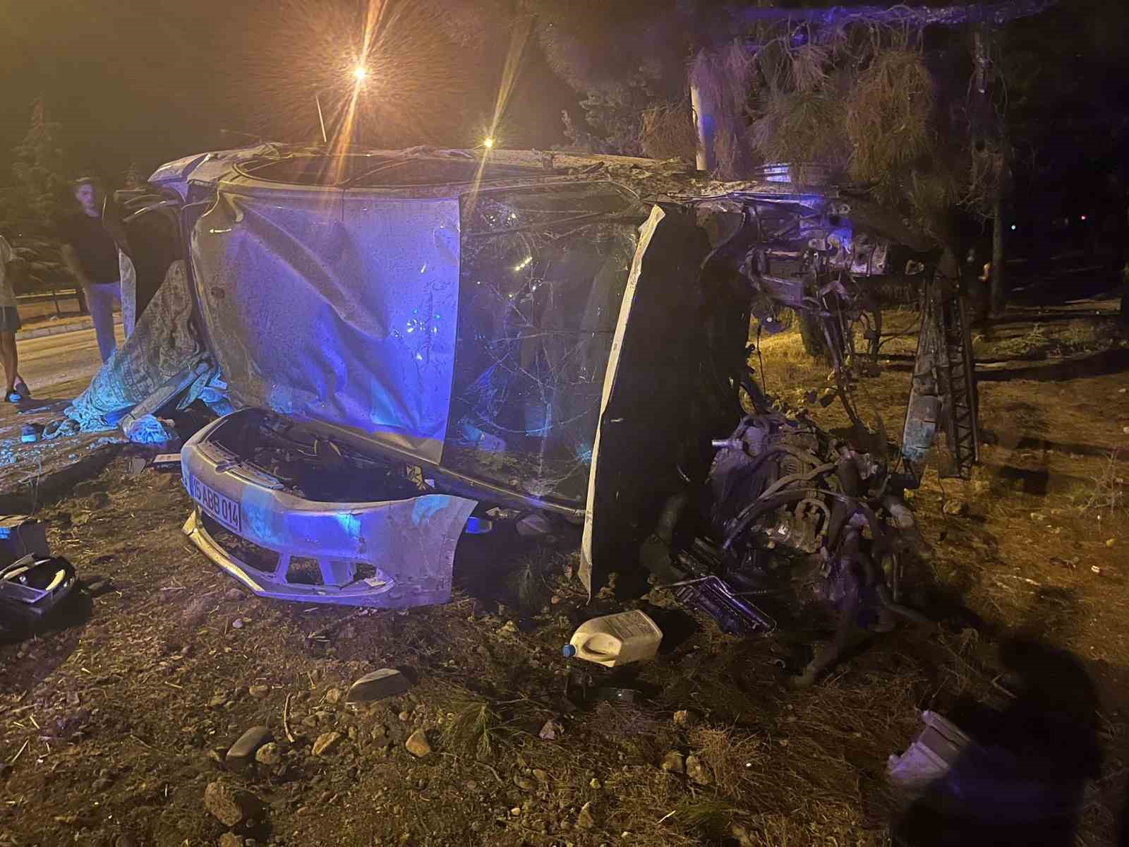 Kontrolden çıkan otomobil taklalar atıp ağaca çarptı, hurdaya dönen araçta 4 kişi yaralandı