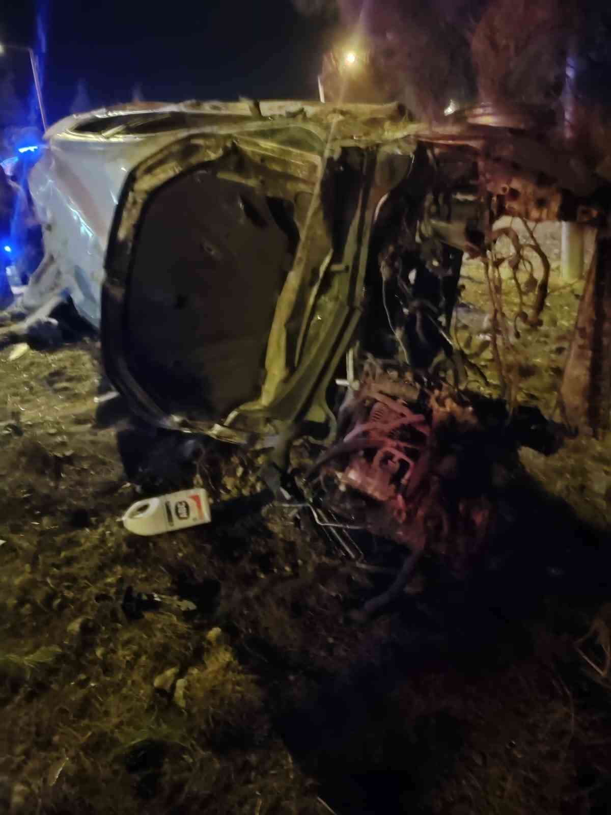 Kontrolden &ccedil;ıkan otomobil taklalar atıp ağaca &ccedil;arptı, hurdaya d&ouml;nen ara&ccedil;ta 4 kişi yaralandı
