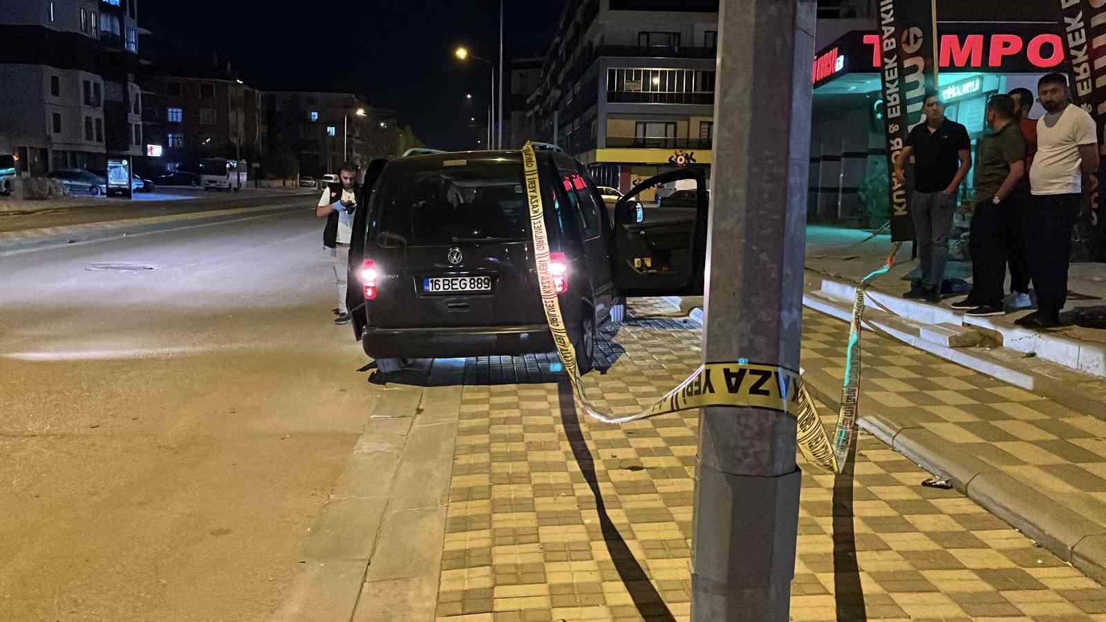 Ters y&ouml;nde ilerleyen hafif ticari ara&ccedil; motosiklete &ccedil;arptı: 1 ağır yaralı

